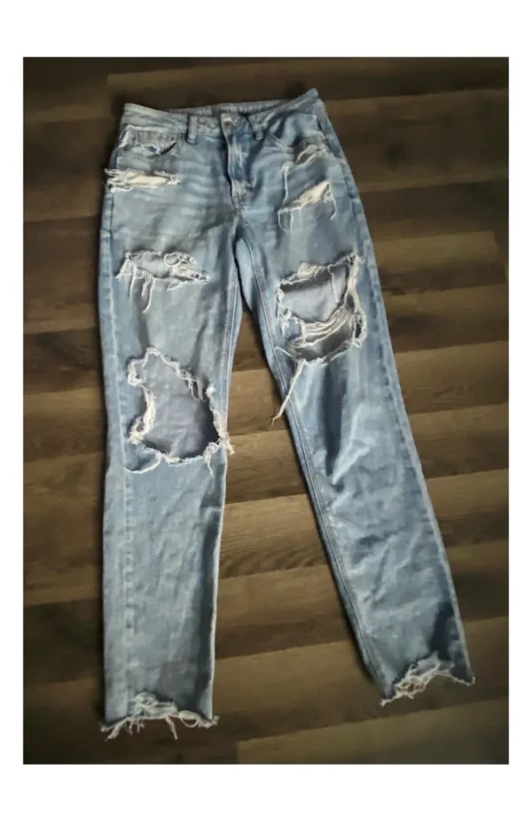 American Eagle Ripped Mom Jeans - Image 3