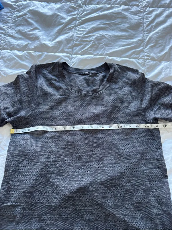 Lululemon athletica women’s breeze by polar spots titanium/black short sleeve - Image 7