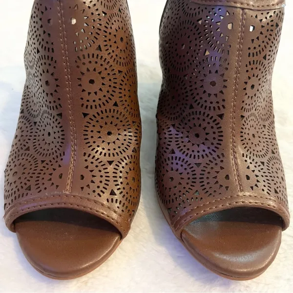 Jasmin Brown Faux Leather Cut Out Ankle Strap Wedges Size 6 - Image 7