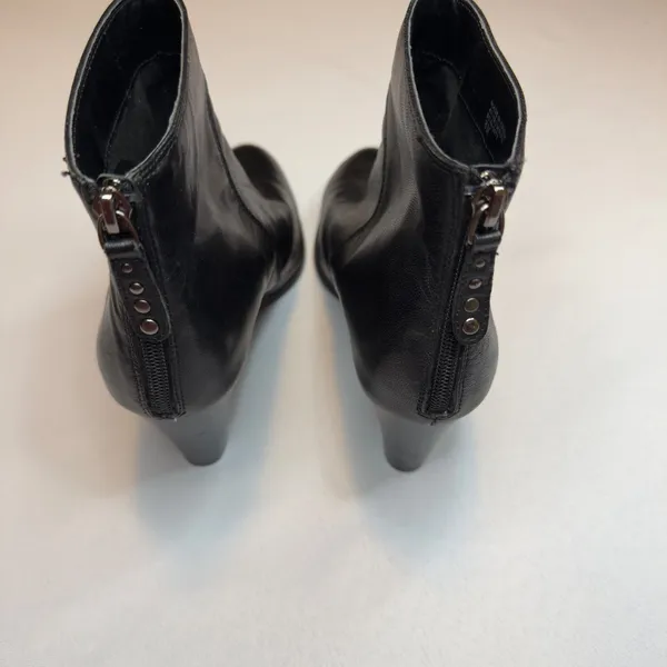 Adrienne Vittadini Black Leather Ankle Boots Block Heel Chic Trendy Zip‎ Size 8M - Image 6