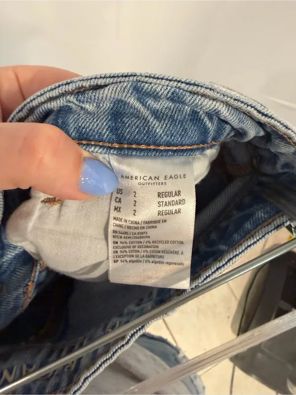 American Eagle Outfitters Mom Jean Women's Light Blue‎ High-Rise Straight Jeans - Image 4