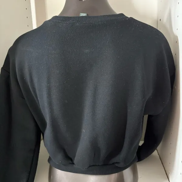 Woman’s wild fable crop top pull over sweatshirt, size medium - Image 8