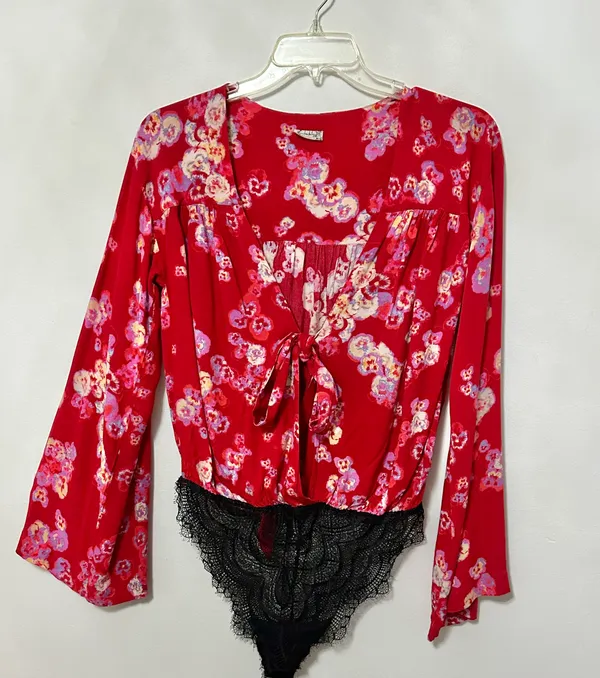 Free People red Forties feels bell sleeve floral Vneck bodysuit - Image 2