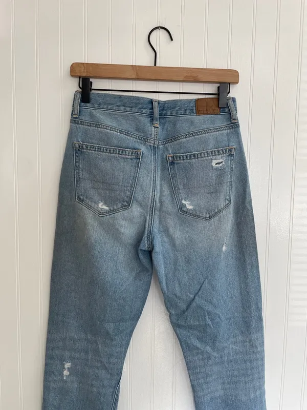 AMERICAN EAGLE AE Ripped Mom Jean High Rise Distressed in Cool Classic Size 2 - Image 9