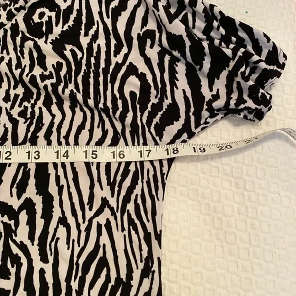 Cable & Gauge Top Zebra Print w/swoop neck Like New Size M - Image 14