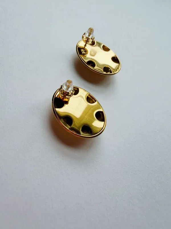 Gold old money earrings oval hammered studs - Image 3