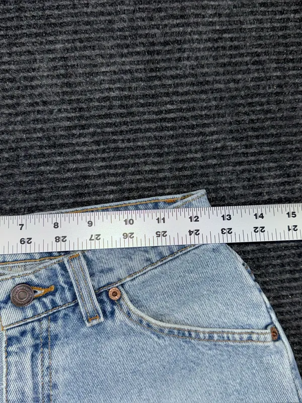 Vintage 90s Levi’s 950 Relaxed Mid Thigh Denim Shorts White Tab 5 / 25 USA Made - Image 6