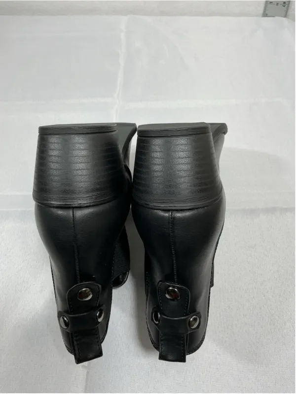 Woman’s New Soda Chelsea Pull On Bootie Size 8 Black Faux Leather Block Heel - Image 6