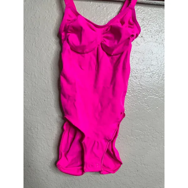 SKIMS Seamless Sculpt Bodysuit size S/M in Flamingo Hot Pink - Image 4