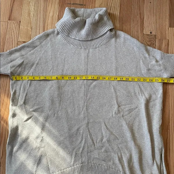 Old Navy Women's Light Gray Turtleneck Sweater - Image 4