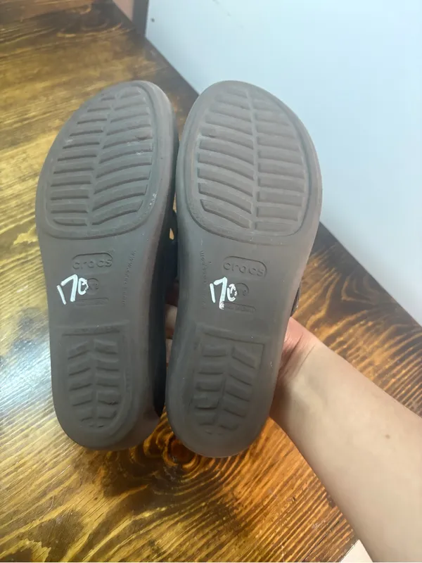 Crocs brown sandals size 9 - Image 7