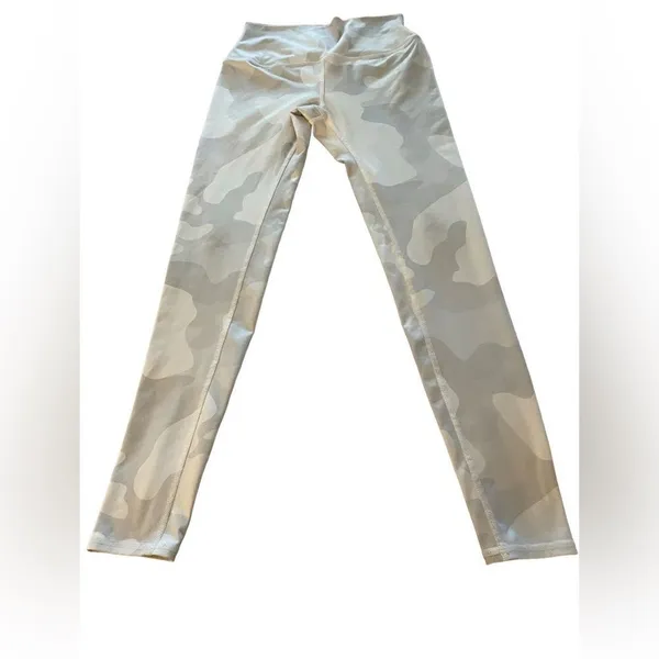 Alo Yoga Women’s Full Length Camouflage Gray / White Leggings Size S - Image 2