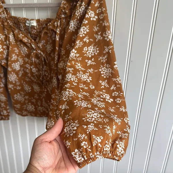 Brown and White Puff Sleeve Crop Blouse with Tie Front - Image 6