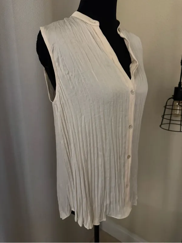 Vince Pleated Sleeveless Blouse Ivory Silk Look Button Front Top Size S - Image 5