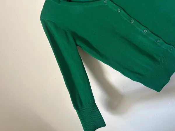 Yemak Women’s Green V-Neck Button 3/4 Sleeve Cardigan Sweater Sz Medium - Image 2