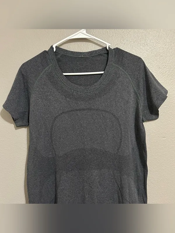 Lululemon Swiftly Tech Gray Crewneck Short Sleeve Athletic Shirt Women’s Size 12 - Image 4