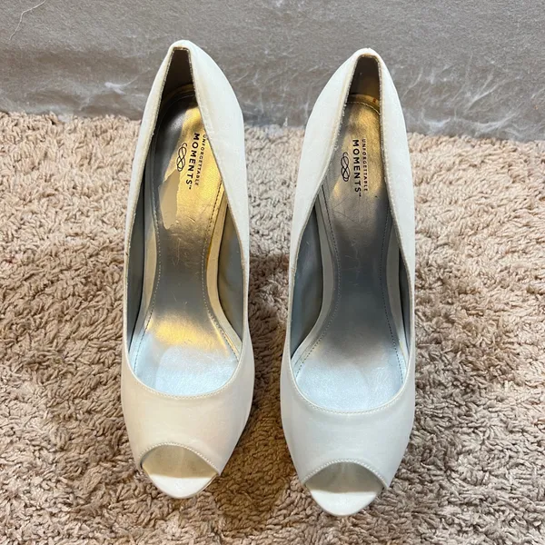 1043 | Unforgettable Moments I-Do‎ Peep Toe Satin Platform Pump Ivory Womens 9 - Image 9