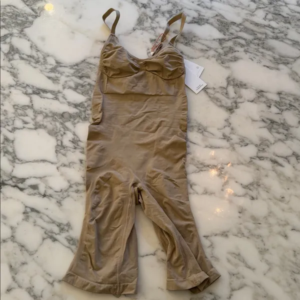 NWT Quince Mid-Thigh Sculpting Bodysuit – Clay Tan, Size M Sold Out Online - Image 6