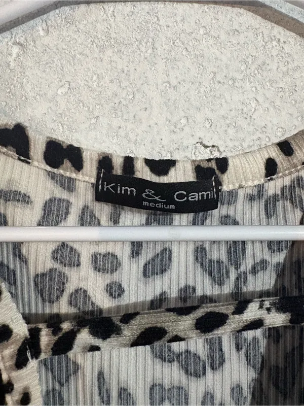 Kim & Cami Leopard Print Blouse | Size: Medium Black - Image 4