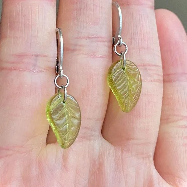 Handmade fairy forest vintage retro aesthetic style simple Czech glass leaf dangle earrings🍃💚 - Image 7