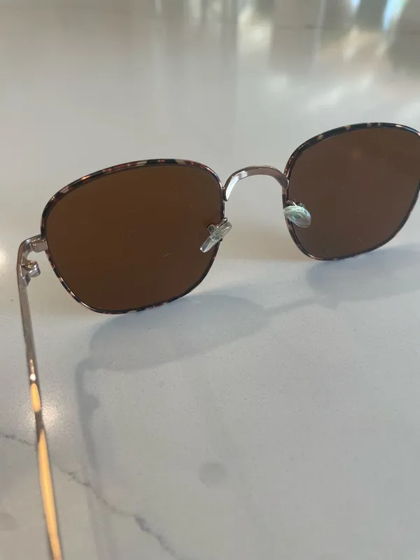 Round Sunglasses with Patterned Tortoiseshell Frame & Brown Lenses - Image 6