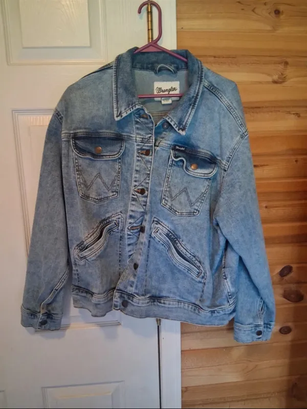 $85 NWOT Wrangler Retro Womens Denim Cowboy Jacket in light wash XL - Image 3