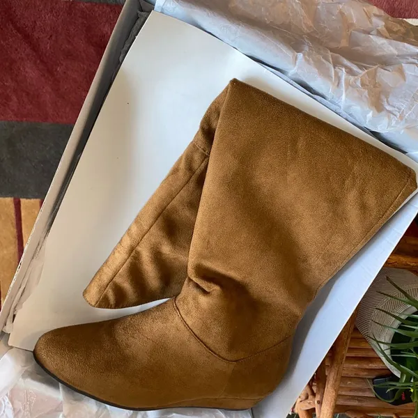 NWB!! Shoe Dazzle Over the Knee Boots in Camel Faux Suede Size 7.5 - Image 7