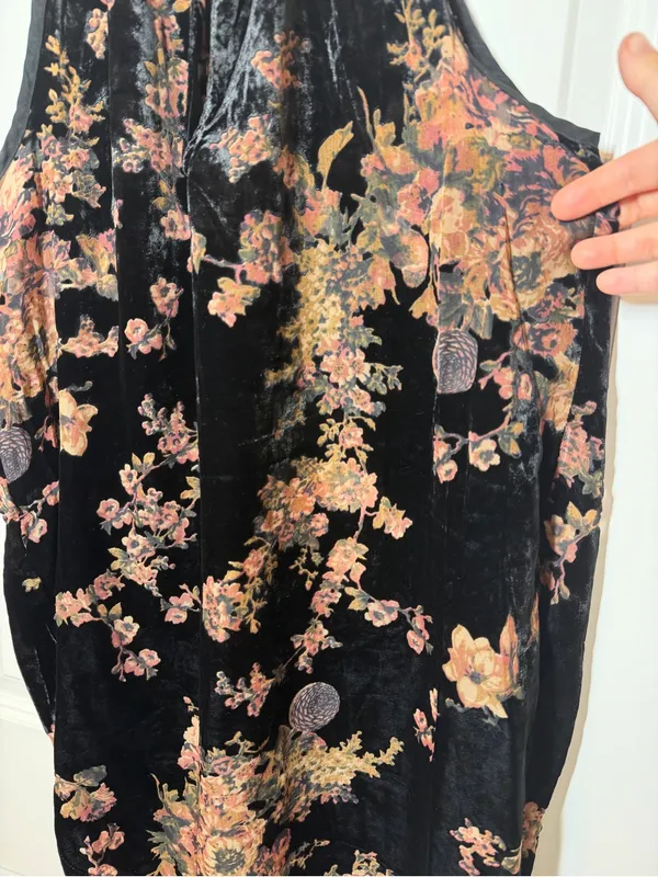 Gimmicks by BKE Black Floral Velvet Sleeveless Tunic - Image 3