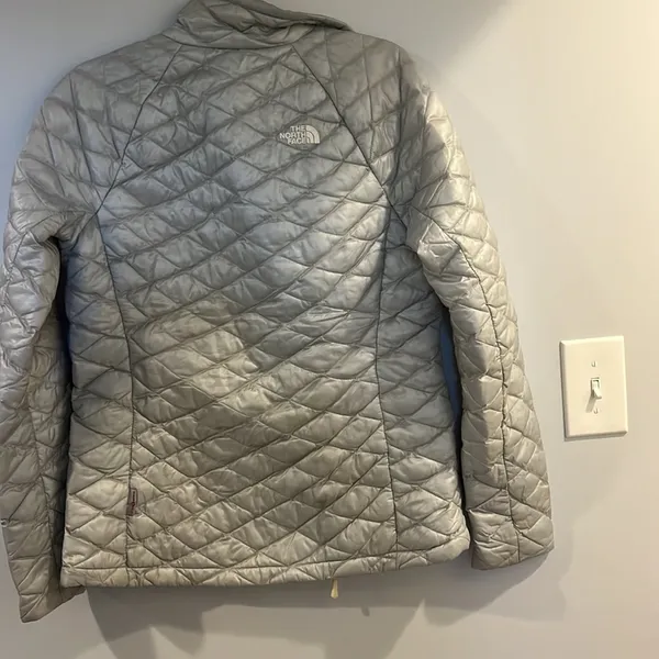 the north face gray puffer jacket lightweight size small - Image 2