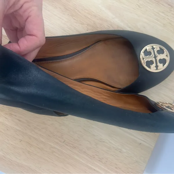 Tory Burch Black Loafers with Gold Emblem - Image 15