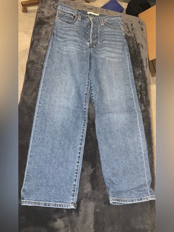 Levi’s Ribcage Straight Jean Size 28 - Image 9