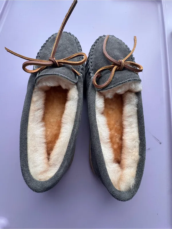Minnetonka 3345 Sheepskin Hardsole Moccasin Slippers Gray Women’s 6 NIB - Image 7