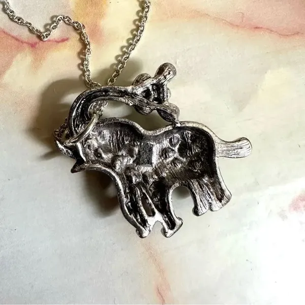 Silver tone rhinestone elephant pendant necklace - Image 6