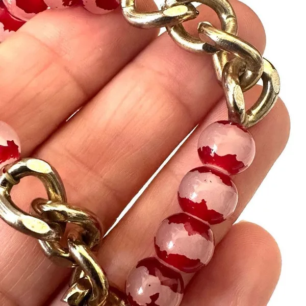 Gold tone red design stretchy beaded bracelet - Image 3