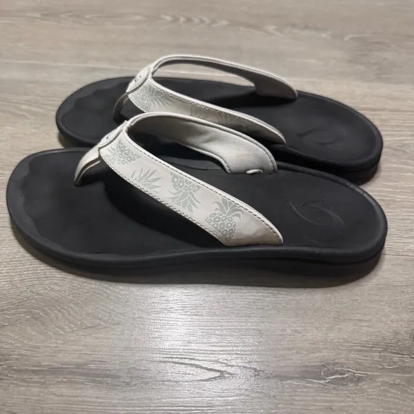 OluKai Ohana Womens White Black Pineapple Print Flip Flop Sandals Size 8 - Image 3