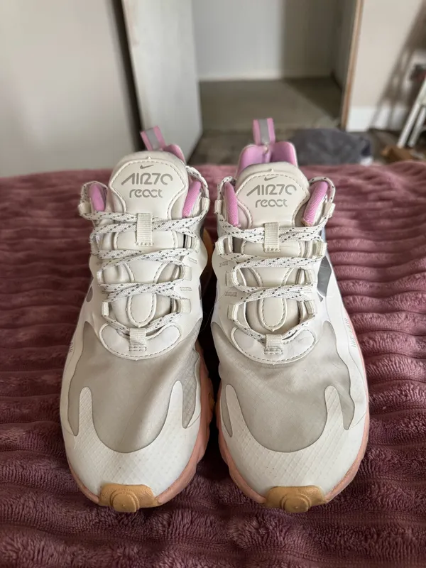 Nike 270 Air Max React Shoes - Image 2