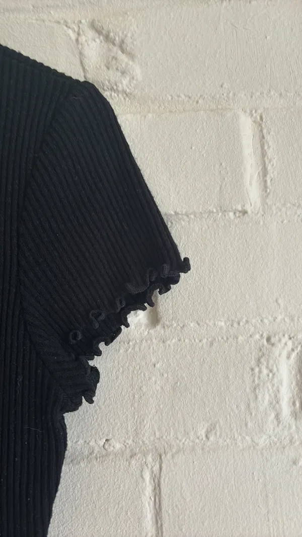 Black Ribbed Lettuce Hem Crop Tee - Image 4