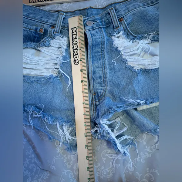 Women’s size 28 distressed ripped‎ denim Levi’s 501 Jean Shorts - Image 9