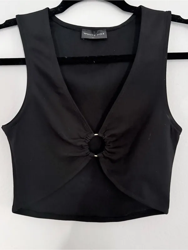 White Fox Boutique Black Ring-Detail Sleeveless Crop Top - Image 2
