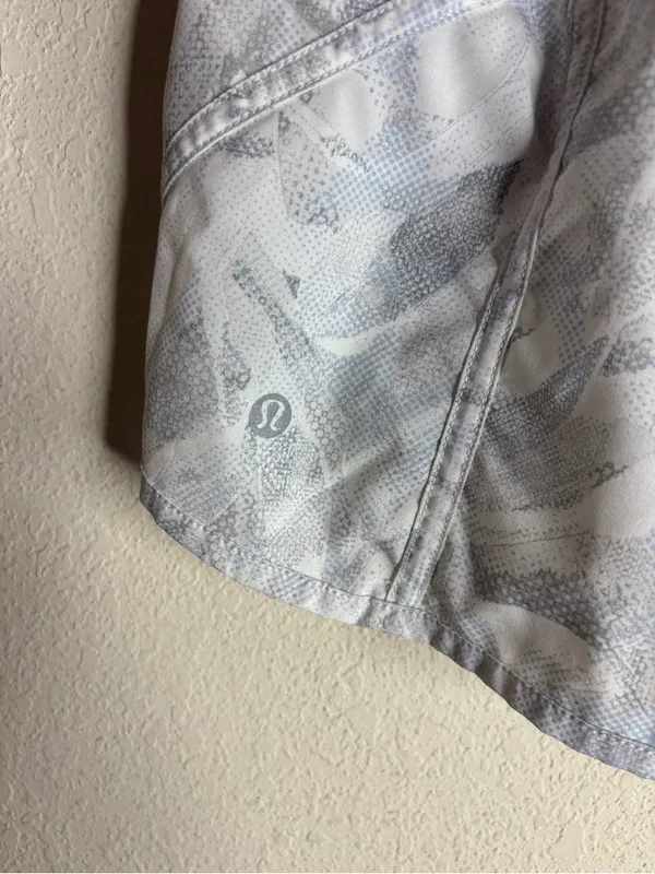 Lululemon Tracker Short 4" Jasmine White Multi size 8 - Image 4