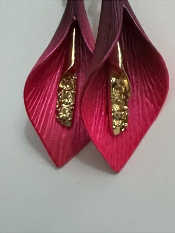 BETSEY JOHNSON CALLA LILY Green and Red Enamel Twist Earrings with Gold Accent - Image 4