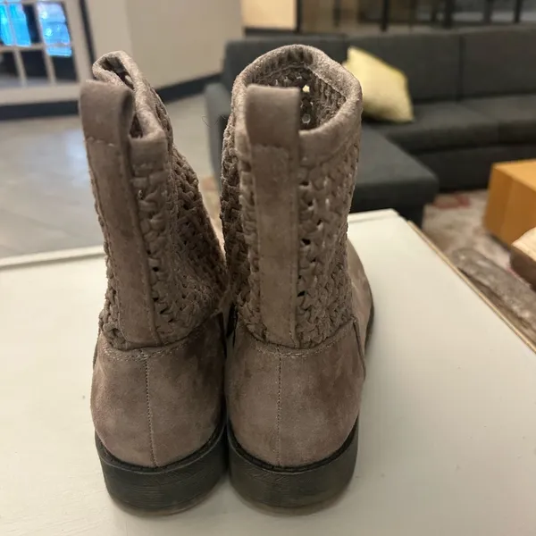 Booties Stylish Women's Taupe Ankle Booties 10 MUDD Excellent shape - Image 6
