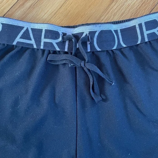 Under Armour Shorts size small semi fitted black - Image 2