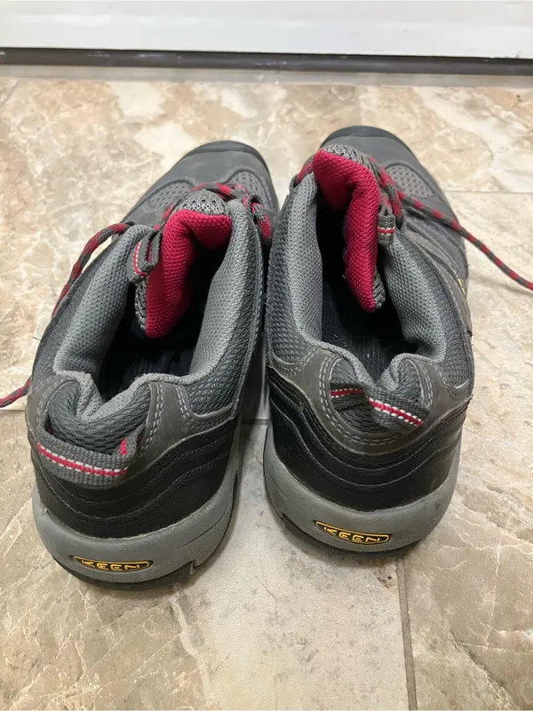 Keen Koven Gray and red hiking shoes - Image 8