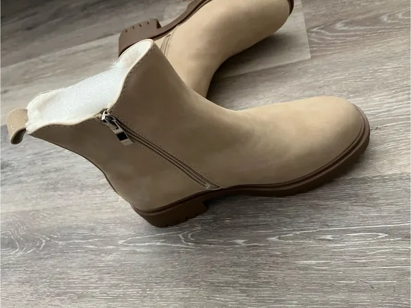 Women’s Beige Fur Suede Ankle Boots Sz 8 Faux Fur Lined Dual Zip Lug Sole EU 38 - Image 5