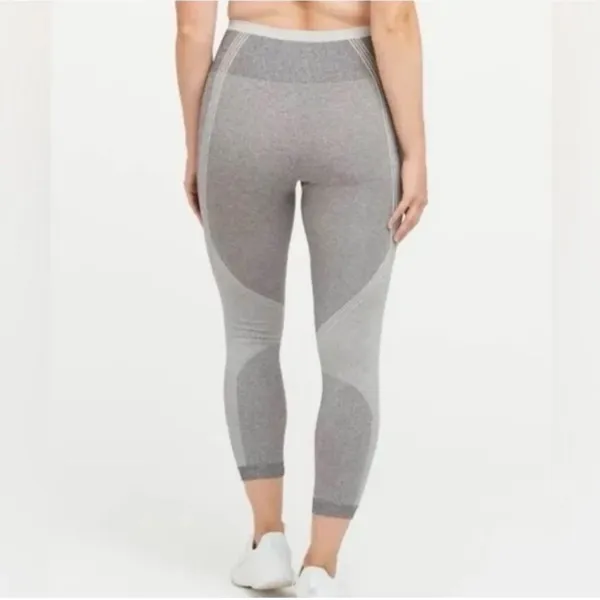 Spanx Seamless Sculpt Leggings in the color Spacedye Cloudy Grey Size Large - Image 3