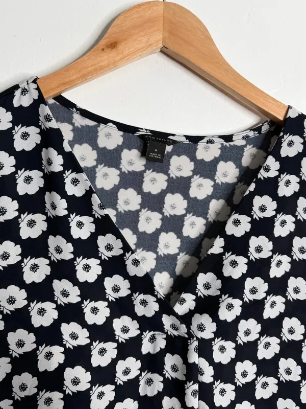 Ann Taylor Black White Floral Blouse V Neck‎ Long Sleeve Classic Workwear Medium - Image 8