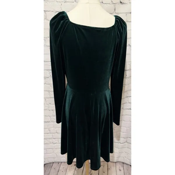 NWT Cupshe dark green velvet long-sleeve wrap-style flare dress V-neckline M - Image 5