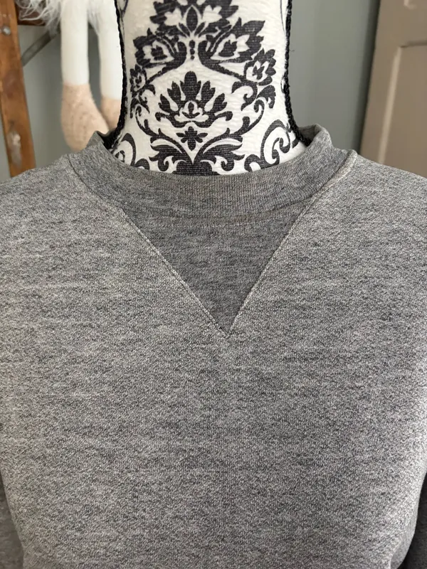 Adidas size medium grey crewneck sweatshirt  - Image 4
