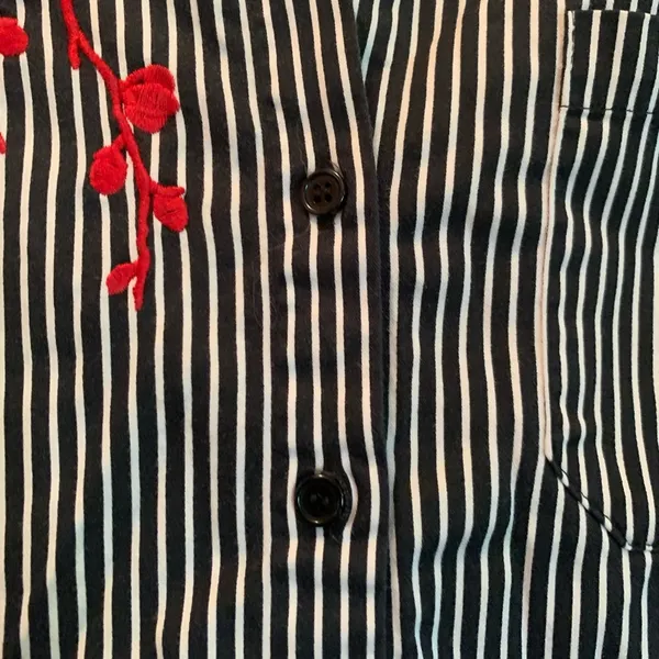 7th Avenue New York & Co. B&W blouse with red embroidery. Size Large - Image 3